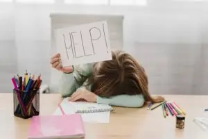 Jovem estudando com TDAH, usando cronômetro e caderno colorido para se concentrar, ilustrando dicas de estudo práticas e eficazes.