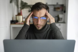 Pessoa concentrada estudando em um notebook, representando como usar o hiperfoco do TDAH para estudar com mais foco e produtividade